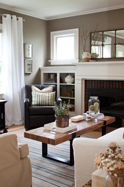 A nice design mix here between wood and black lacquer.