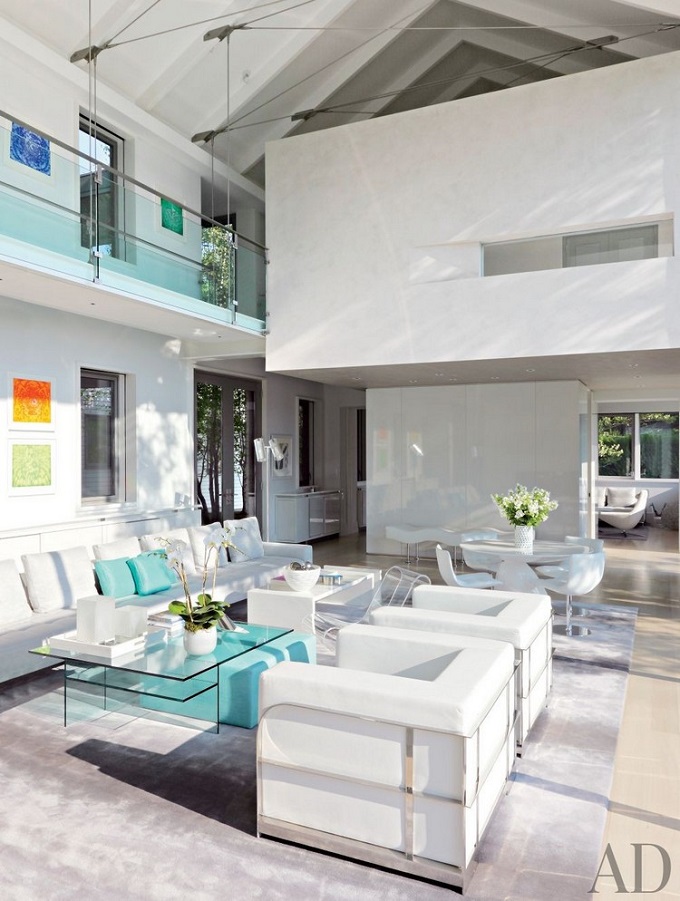 The lines between classic elegant and modern designs are often blurred in regard to colour and pattern.