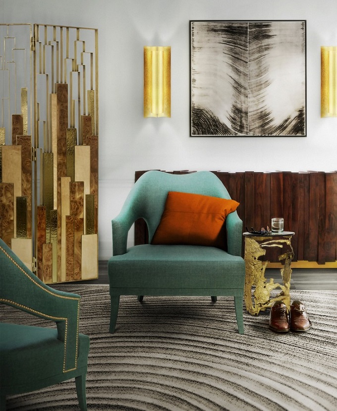 The plush oval rug introduce soft elements to the glossy space, and the stripes of varying hues on the rug add a few round lines to the room’s major curves.