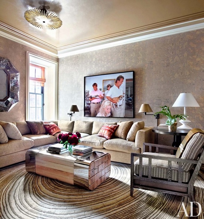 Dark modern rugs can add additional warmth and cosiness to spacious rooms. In addition, the shape also plays a decisive role: are you looking for round rugs or for ones with a rectangular, square or longish shape?