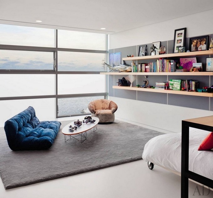 In the living room, a modern area rug instantly creates a homely atmosphere. In regard to decorating with textile home furnishing, not only the look, but also the functionality of these plays a decisive role.
